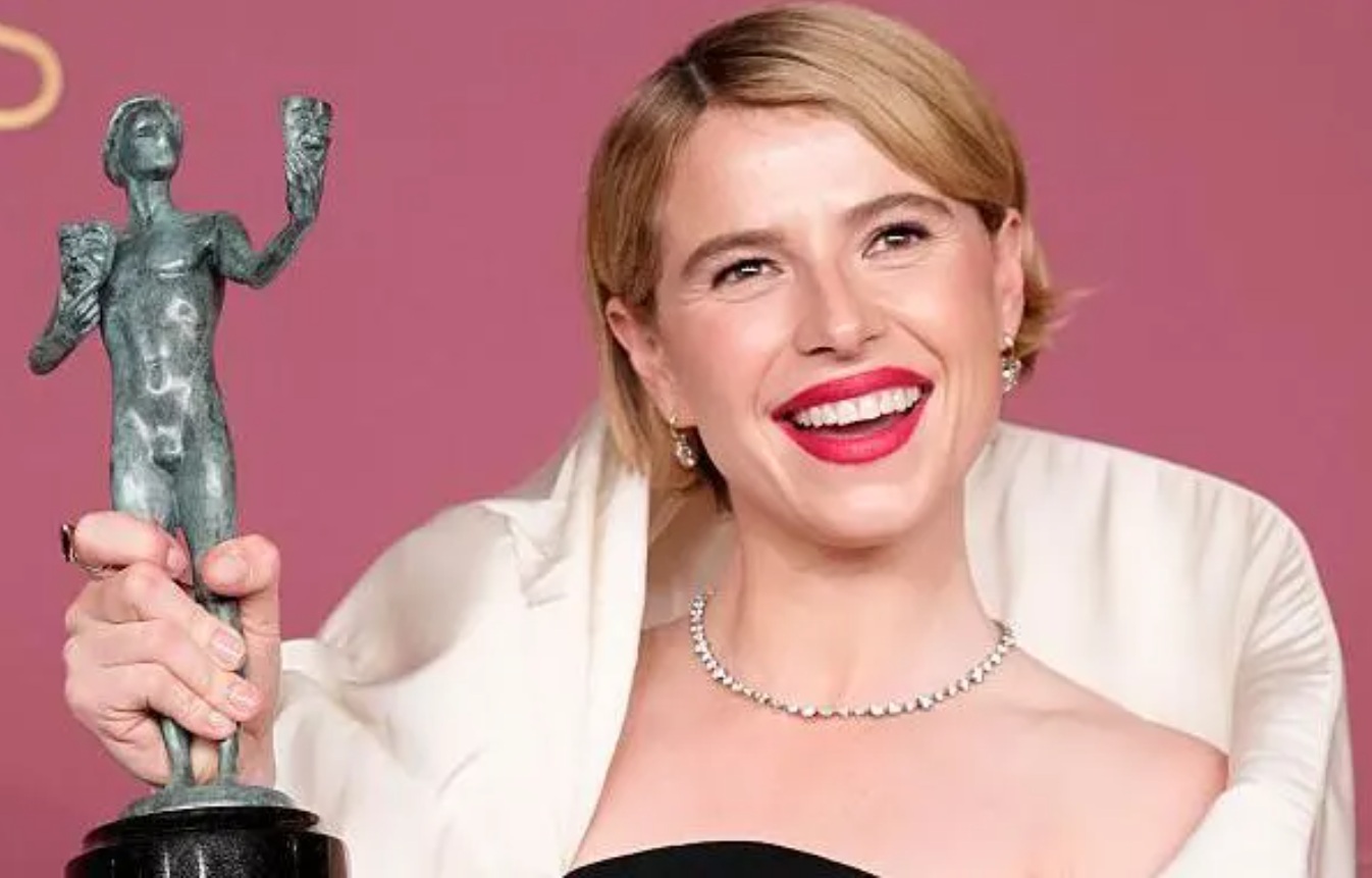 Jessie Buckley celebrates winning Best Actress at the Actor Awards for Hamnet.