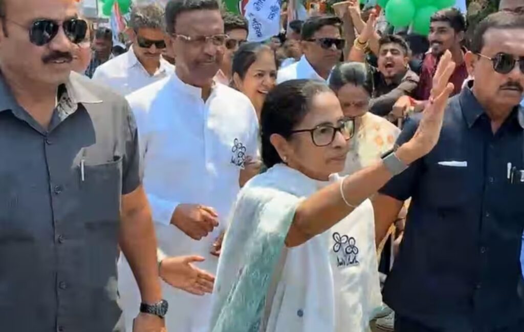 ‘দুঃখ নিয়েই বলছি…’ মনোনয়ন জমা দিয়েই আবেগঘন মমতা, ভবানীপুরে হাইভোল্টেজ লড়াই শুরু