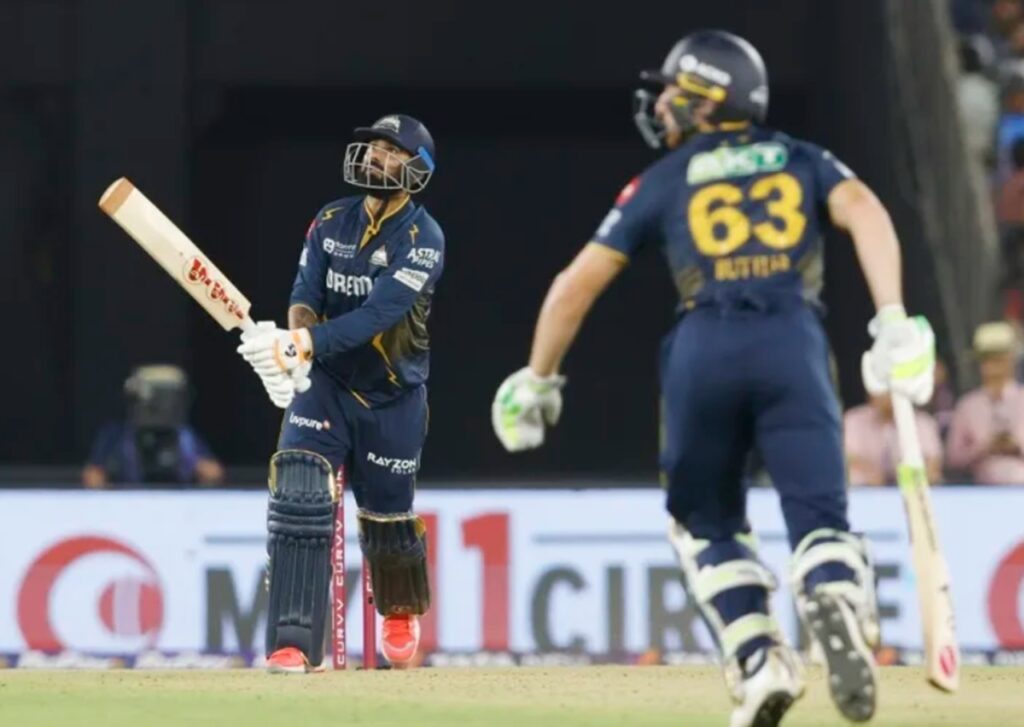 Bat Size বিতর্কে তোলপাড় IPL! অবৈধ ব্যাট নিয়ে ধরা পড়লেন তেওয়াটিয়া, মাঠেই থামালেন আম্পায়ার