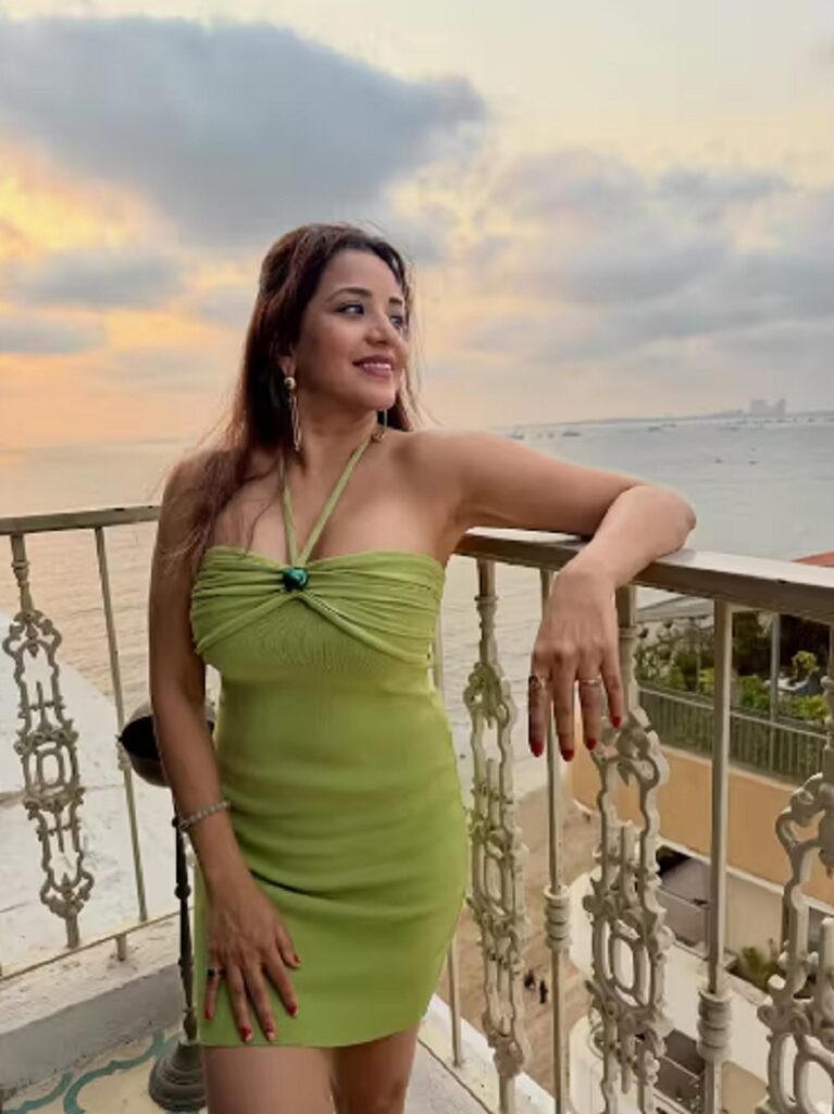 ৪৩ বছরেও আগুন ঝরাচ্ছেন অভিনেত্রী মোনালিসা, বডিকন ড্রেসে নজর কাড়লেন ভোজপুরি কুইন, দেখুন ছবি